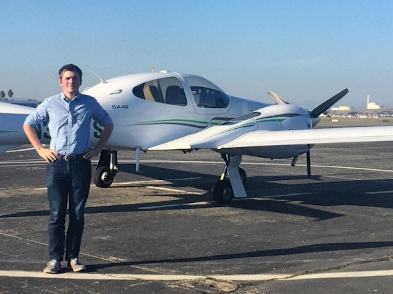 Collison एक लाइसेंस प्राप्त पायलट है और अपने खाली समय में उड़ान भरने का आनंद लेता है।