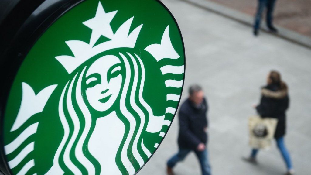 La pubblicità falsa di Starbucks cerca di attirare i non documentati con il caffè scontato