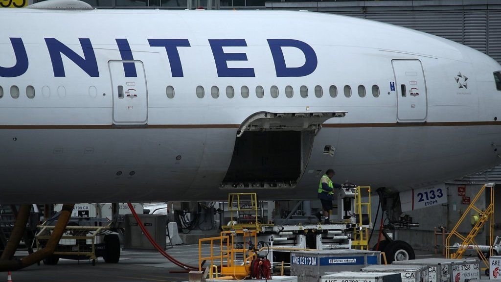 यूनाइटेड एयरलाइंस ने सिर्फ प्रथम श्रेणी के यात्रियों को अविश्वसनीय रूप से गुस्सा दिलाया। अब एयरलाइन दूसरे विचार कर रही है