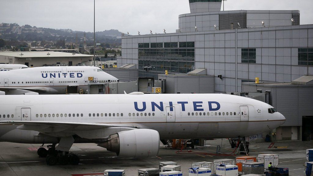 Η United Airlines μόλις συμμετείχε σε ένα άλλο τρομερό περιστατικό έλξης (στην πραγματικότητα, περισσότερο από ένα)