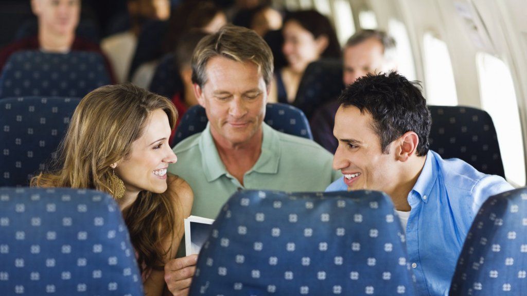 Il sorprendente vantaggio di parlare con sconosciuti in aereo