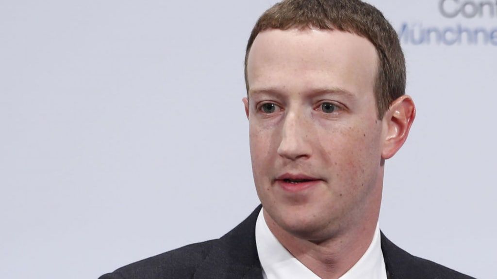 V roku 2020 Zuckerberg prinútil Facebook urobiť Faceplant