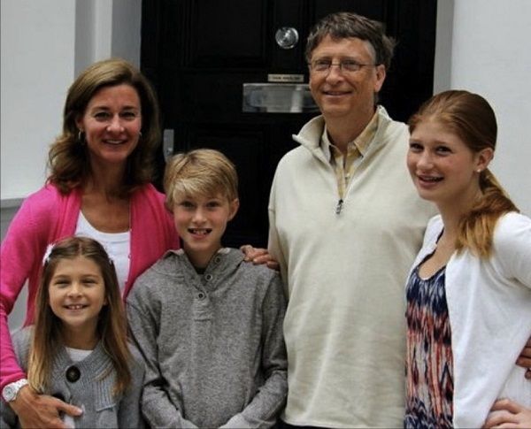 Единственият син на най-богатия човек в света, Рори Джон Гейтс има право да използва мобилни телефони до 13 !! Научете повече за неговата нетна стойност и принос към благотворителността