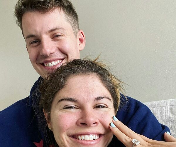 Emily Weiss ja hänen poikaystävänsä Will Gaybrick ovat kihloissa koronaviruksen ansiosta!