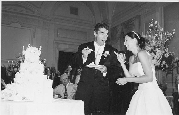 כל פרטי החתונה על כריס פאולר וחברתו הפכו לאשתו, טקס הנישואין של האגדות של ג'ניפר דמפסטר