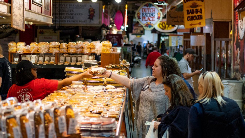 مقامی لوگوں کے ذریعہ محبوب 126 سالہ قدیم فلاڈیلفیا مارکیٹ ہر سال سیاحوں سے 60 ملین ڈالر کماتا ہے