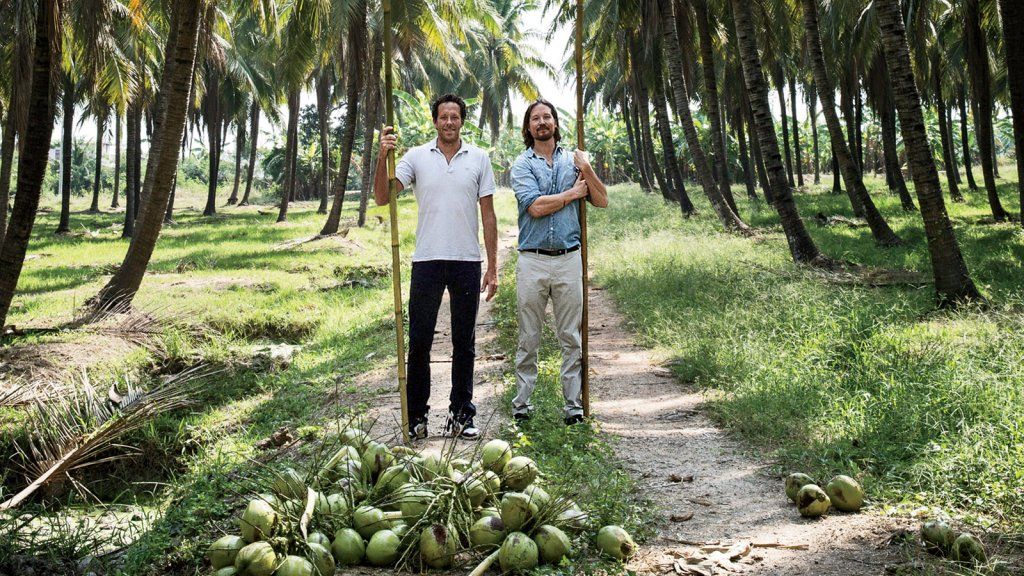 कैसे ये 2 लोग हाइपर-प्रतिस्पर्धी नारियल पानी के युद्ध जीत रहे हैं