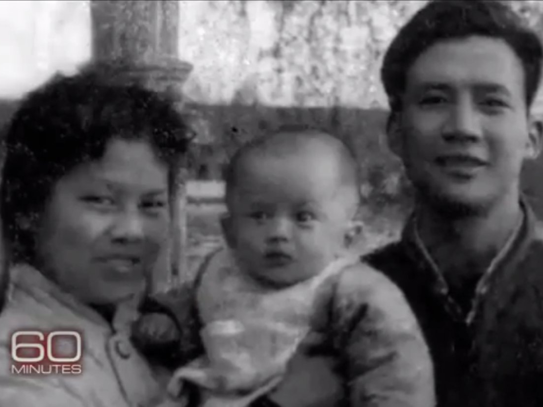 جیک ما -؛ ما یون سے پیدا ہوا -؛ چین کے جنوب مشرقی حصے میں واقع ہانگجو میں 15 اکتوبر 1964 کو پیدا ہوا تھا۔ اس کا ایک بڑا بھائی اور ایک چھوٹی بہن ہے۔ وہ اور اس کے بہن بھائی ایک ایسے وقت میں بڑے ہوئے جب کمیونسٹ چین تیزی سے مغرب سے الگ تھلگ تھا ، اور اس کے اہل خانہ نے انکار نہیں کیا