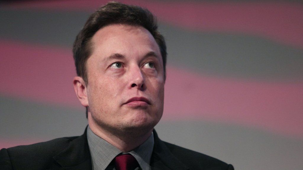 Elon Musk avvia la produzione della Tesla Model 3, inizia a scavare tunnel, lancia un razzo (cosa hai fatto questo fine settimana?)