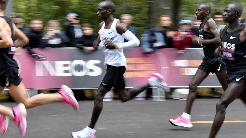 Nike Vaporfly -kengät auttoivat Eliud Kipchogea juoksemaan maratonin alle 2 tunnissa. Pitäisikö heidät kieltää?
