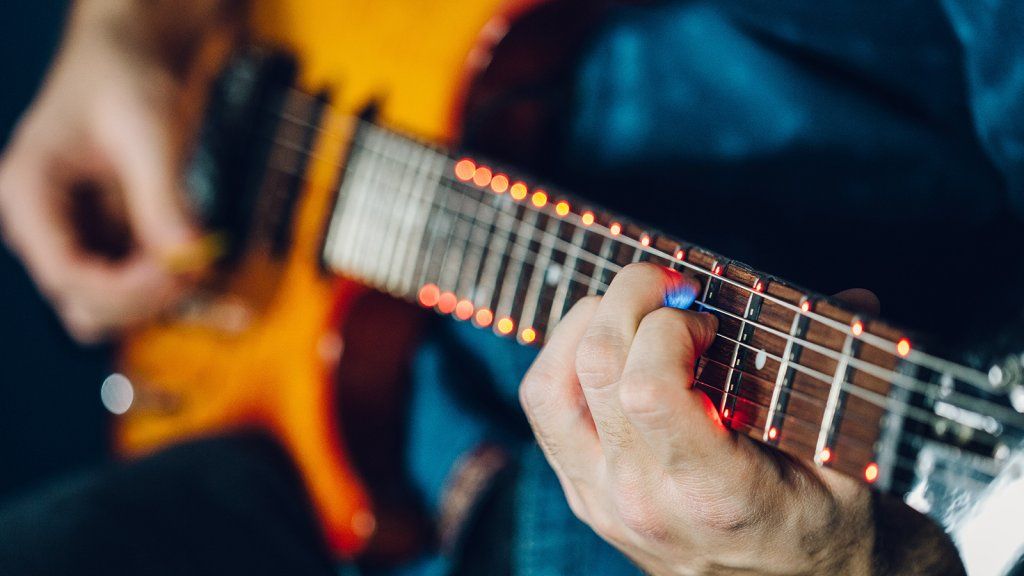 Questo imprenditore ha inventato un dispositivo per insegnare ai millennial a suonare la chitarra ed è fantastico