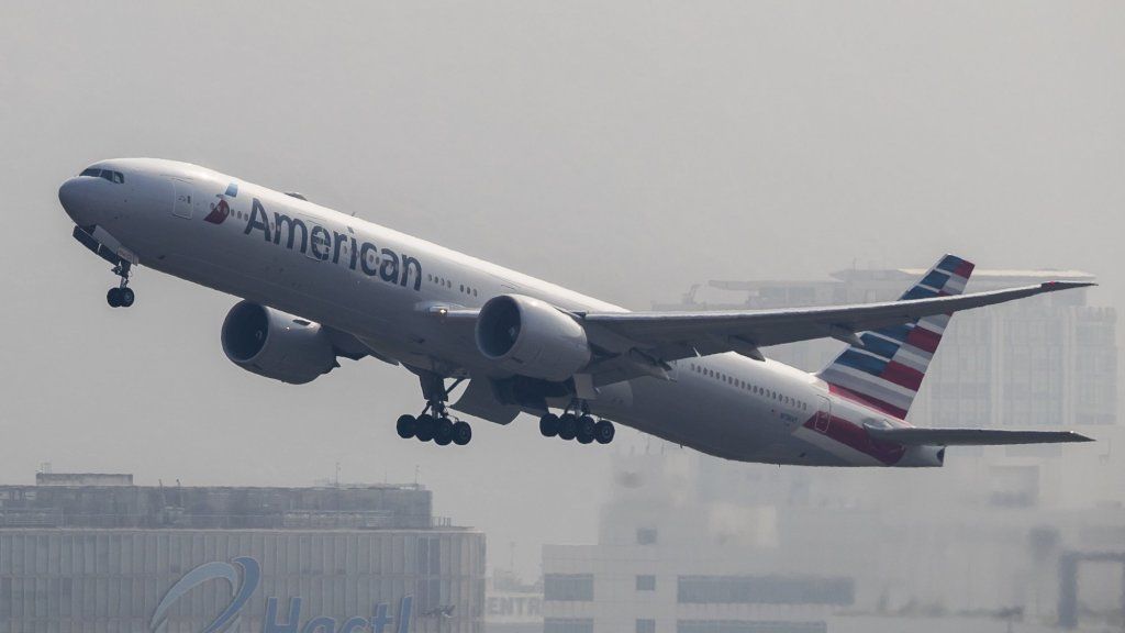अमेरिकन एयरलाइंस अपने कर्मचारियों को बुनियादी ग्राहक सेवा के बारे में सिखा रही है (और लड़का, क्या यह बुनियादी है)