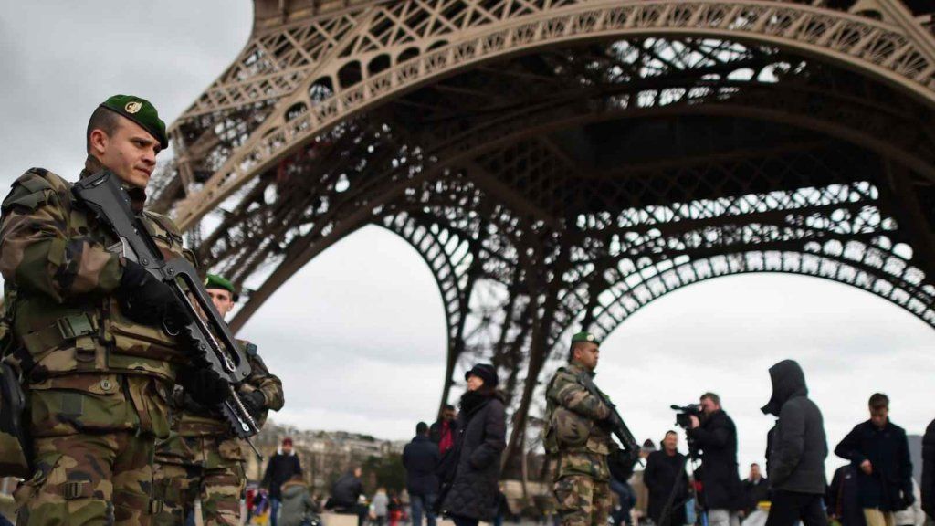 Ako reagovali Facebook, Google a Amazon na parížske teroristické útoky