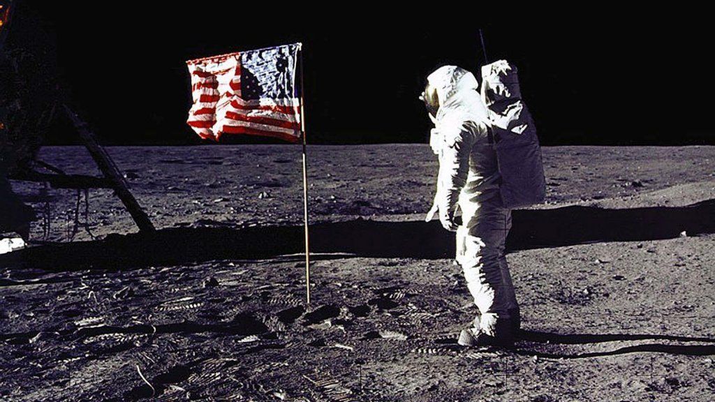 NASA właśnie opublikowała niesamowity nowy film pokazujący, co Neil Armstrong zobaczył podczas ostatnich kluczowych momentów lądowania na Księżycu