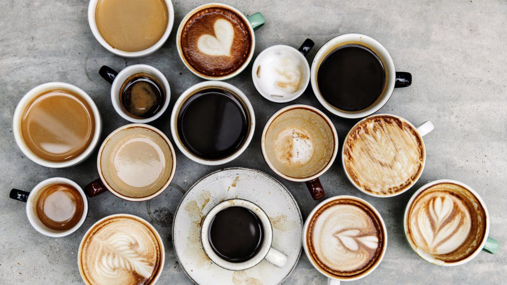 Un nuovo, massiccio studio su 347.077 persone ha appena rivelato esattamente quanto caffè dovresti bere ogni giorno. (Prima che i pericoli per la salute superino i benefici)
