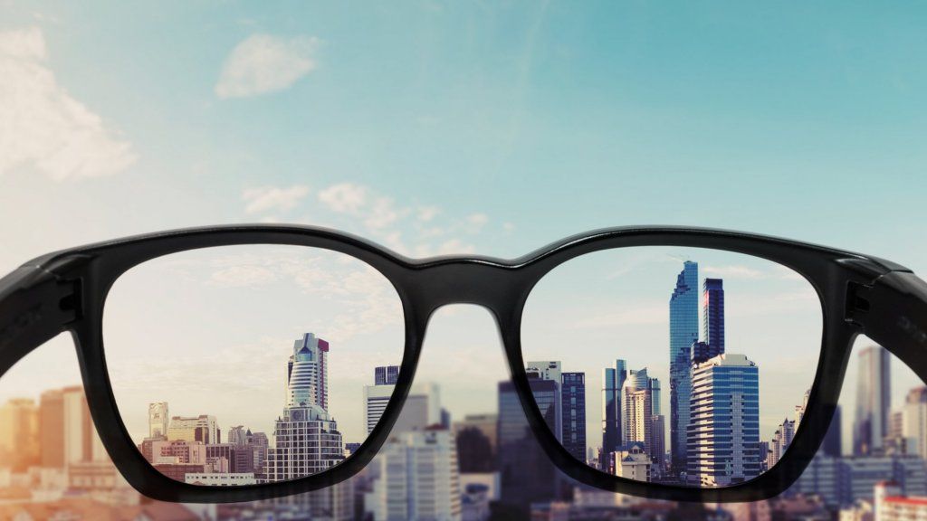 In che modo indossare gli occhiali influisce sul tuo successo, secondo la scienza