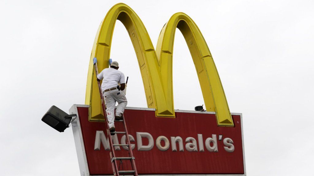 McDonald's ger bort ett 'guldkort' som ger dig gratis McDonald's för livet. Här är fångsten