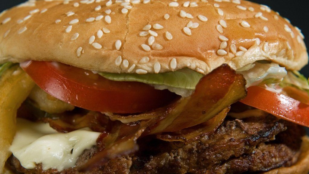 „Burger King“ skelbimas, užgrobiantis „Google“ namų įrenginius, skatina piktą atsaką