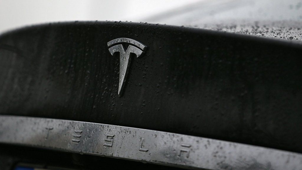 Elon Musk erklärt Logo-Design: Was wir von Teslas Marke lernen können