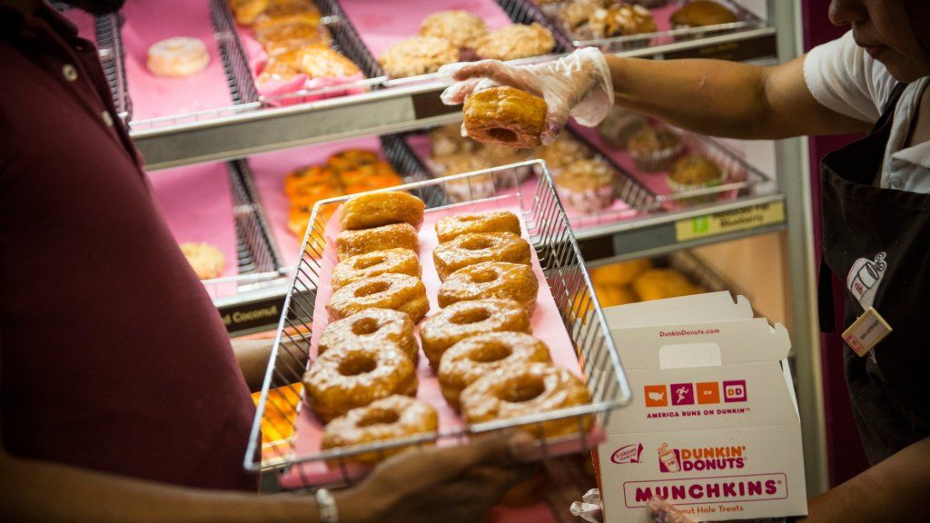 Dunkin 'Donuts עושה שינוי שיגרום לך לשאול מה אתה יודע על החברה