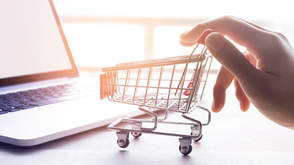 Nowe badania ujawniają, że coraz więcej konsumentów robi zakupy online na przedmioty codziennego użytku