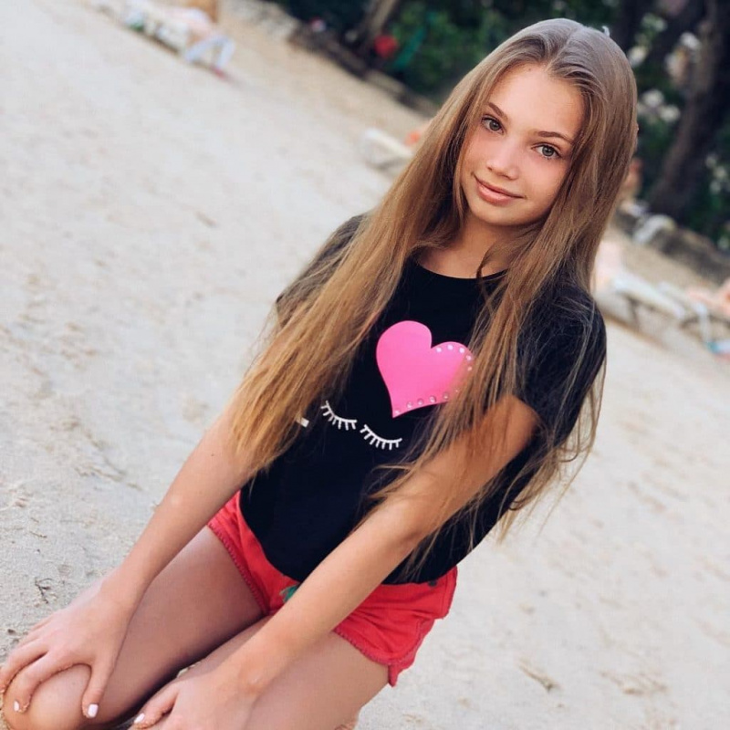 Шта знамо о 12-годишњој руској манекенки Жењи Котови?