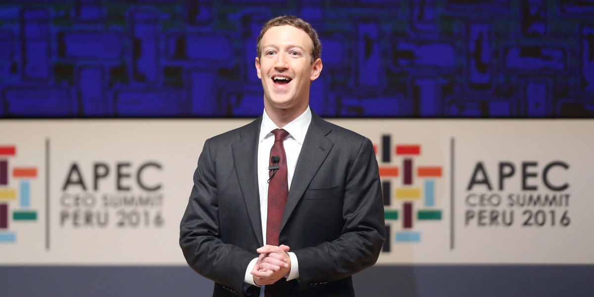 Izvršni direktor Facebooka Mark Zuckerberg vtakne svoje otroke