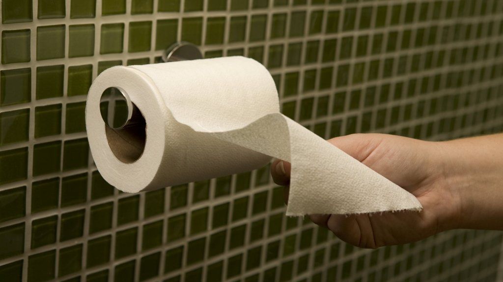 La forma correcta de colgar papel higiénico, según la ciencia