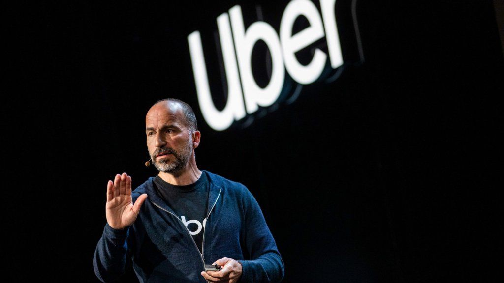 Генеральный директор Uber Дара Хосровшахи заставляет Uber выглядеть плохо, как в старые времена, в видеоинтервью