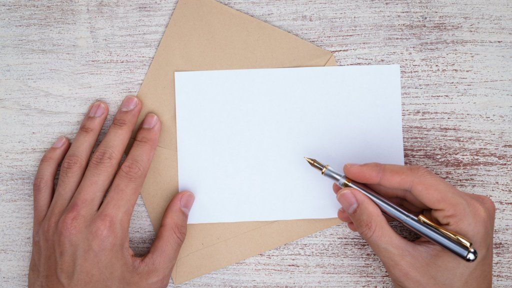 Le note scritte a mano sono ancora il modo migliore per riaffermare le relazioni con i clienti. Ecco come scriverne uno buono