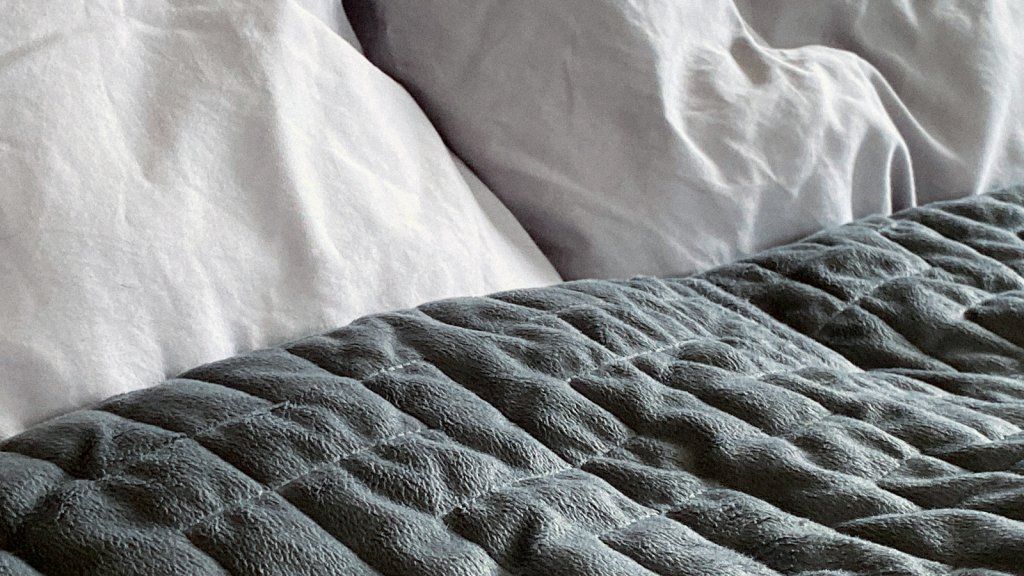 Науката зад претеглените одеяла и как да изберем едно, за да поспим най-накрая