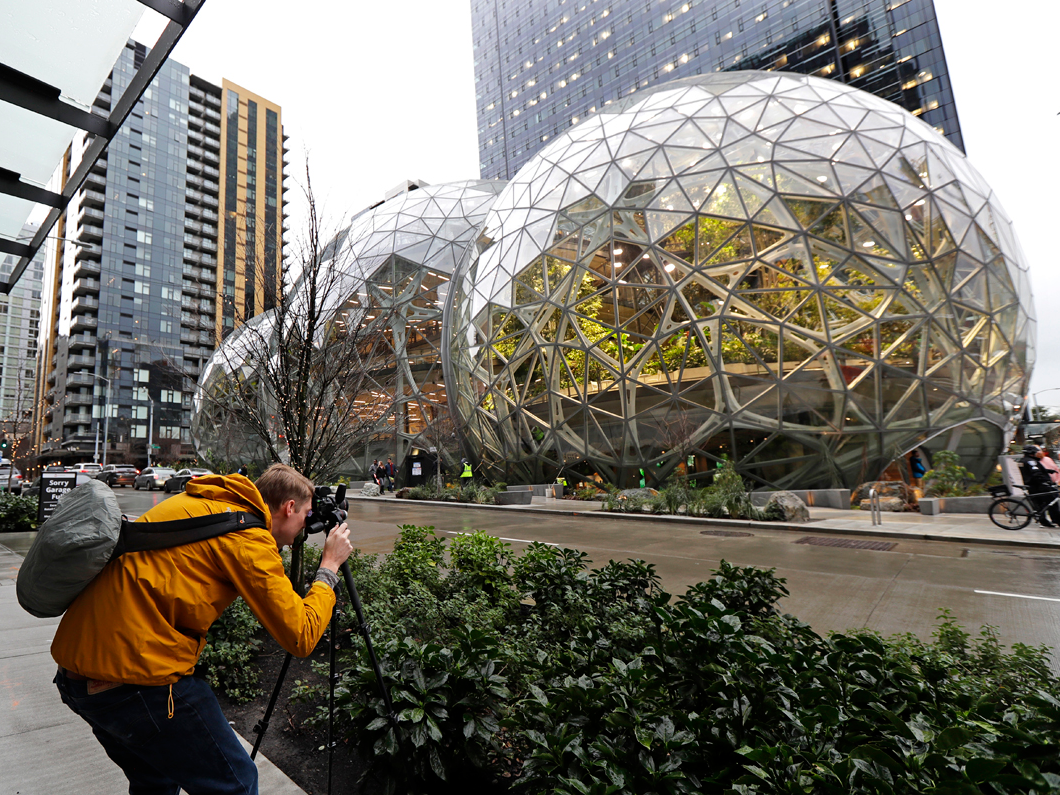 Secara total, Amazon mengatakan telah menghabiskan $ 4 miliar untuk desain dan konstruksi Spheres, biaya yang dinyatakannya adalah