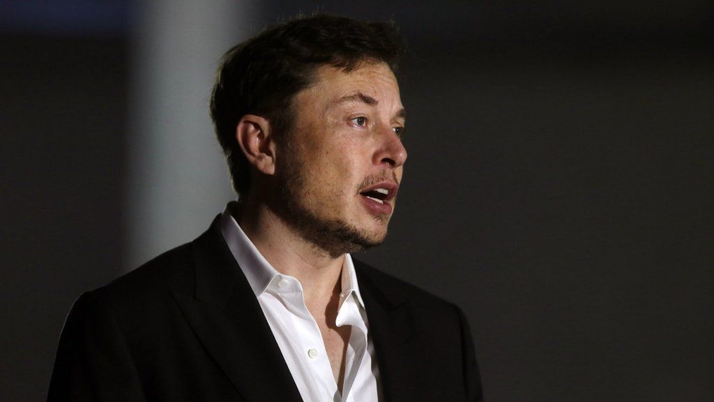 Tesla erleidet einen Hit, nachdem CEO Elon Musk Marihuana in Joe Rogans Podcast geraucht hat