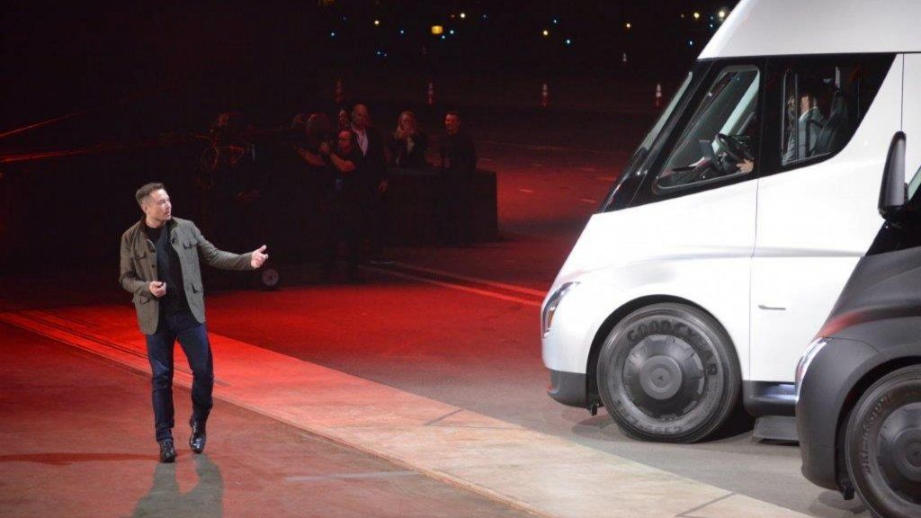 Inilabas ng Elon Musk ang Bagong Tesla Roadster at Semi Trak