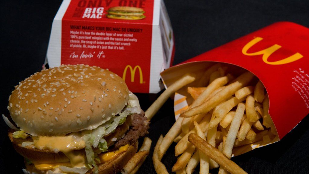 Этот фанат Макдональдса только что съел свой 30-тысячный Биг Мак. Математика показывает, насколько это здорово для McDonald's