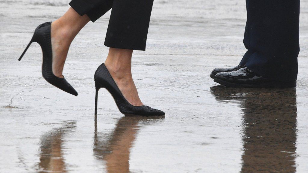 Да, важно, что Мелания Трамп надела 5-дюймовые туфли на шпильке в поездку, чтобы посмотреть на Харви Девастейшн
