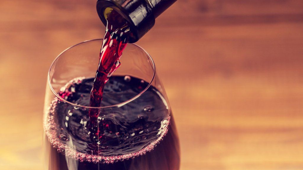 שתיית יין עוזרת למוח שלך באופן לא צפוי, על פי מדעי המוח של ייל