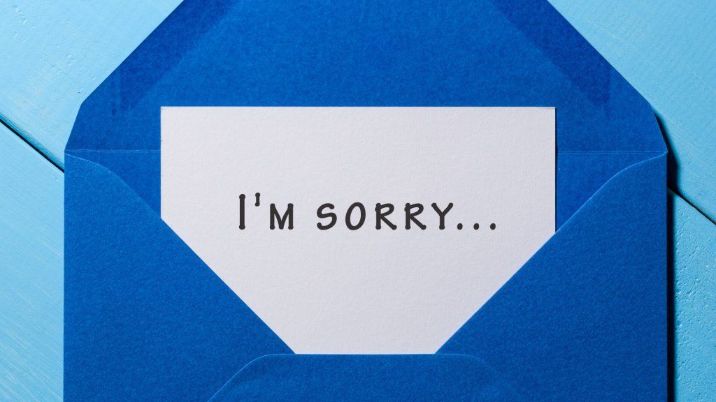 נשים באמת מתנצלות יותר מגברים. הנה הסיבה (וזה לא קשור לגברים שמסרבים להודות בעבירות)
