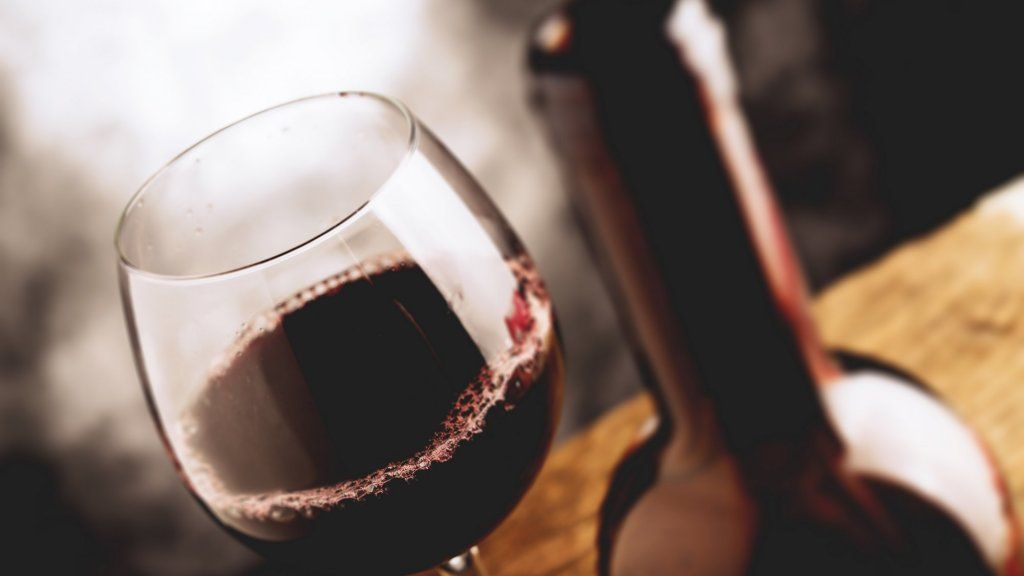 Kako prinesti steklenico vina v restavracijo