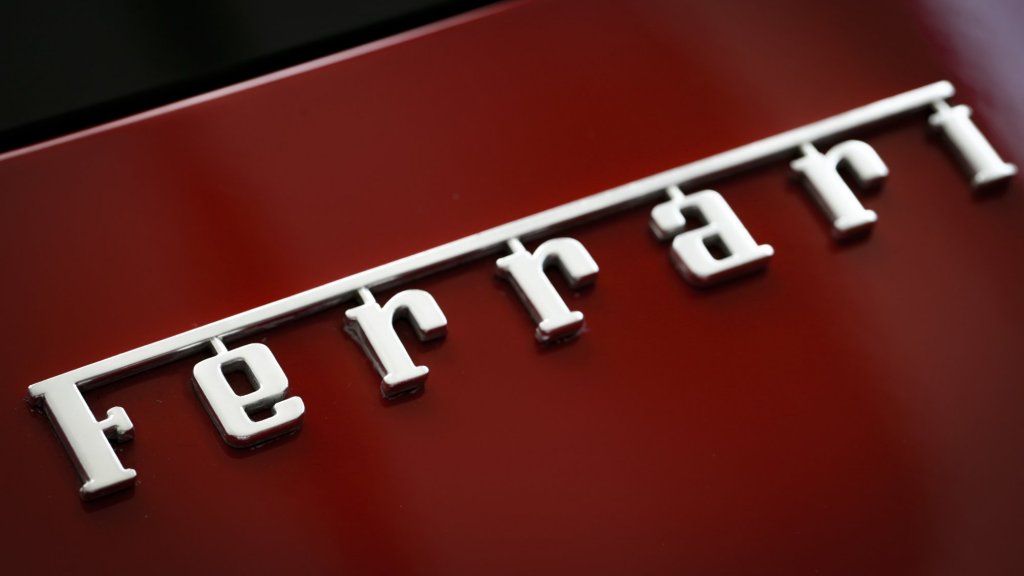 En stolt Ferrari-eier la ut bilder av bilen sin på Instagram. Så sier han at han fikk et brev fra Ferraris advokater