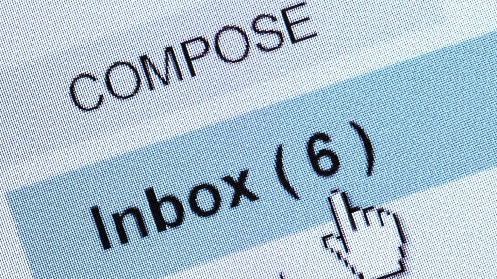 10 besmislenih fraza koje stalno uključujete u e-poštu