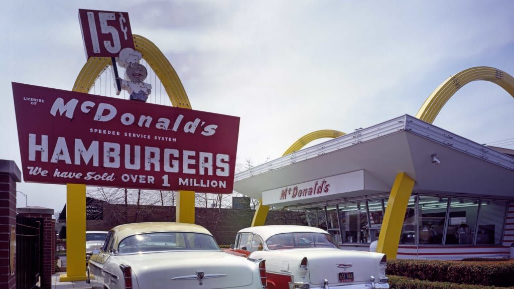 Pred 64 rokmi Ray Kroc urobil rozhodnutie, ktoré McDonald's úplne zmenilo. Zvyšok je história