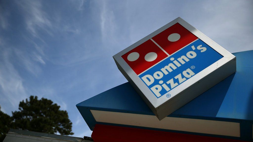 Domino's ma nową strategię: rób coś przeciwnego do tego, co robią Pizza Hut i Papa John's