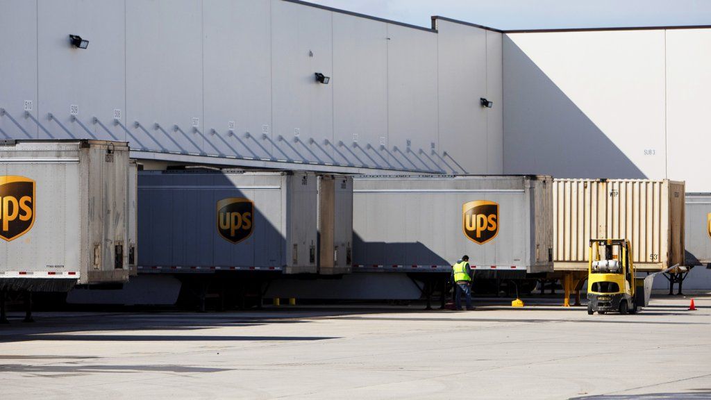 FedEx ने Amazon से पूरी तरह से नाता तोड़ लिया है। यहां बताया गया है कि यूपीएस क्यों नहीं करेगा (या नहीं कर सकता)