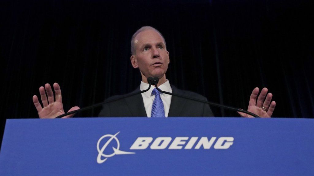 Главният изпълнителен директор на Boeing, Денис Мюленбург, не е в състояние да задържи кризата 737 Max