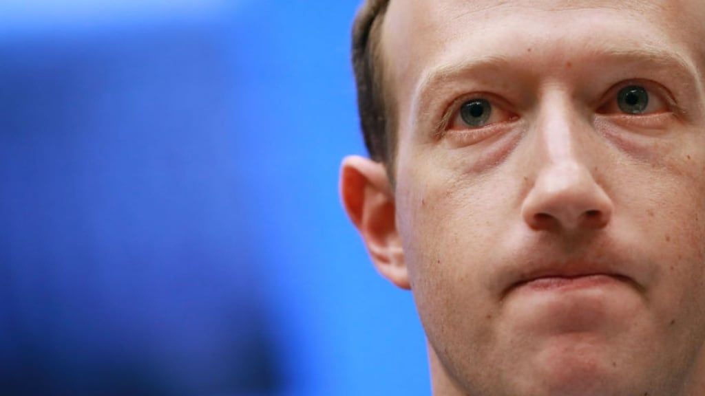 פייסבוק הוציאה מודעה של עמוד מלא בטריקת המהלך של אפל להגנה על פרטיות המשתמשים. זה לא הלך טוב