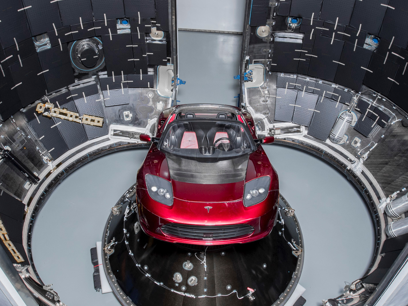 Elon Musk zdieľa obrázok Tesla Roadster smerujúci na Mars pri plavbe Falcon Heavy Maiden od spoločnosti SpaceX