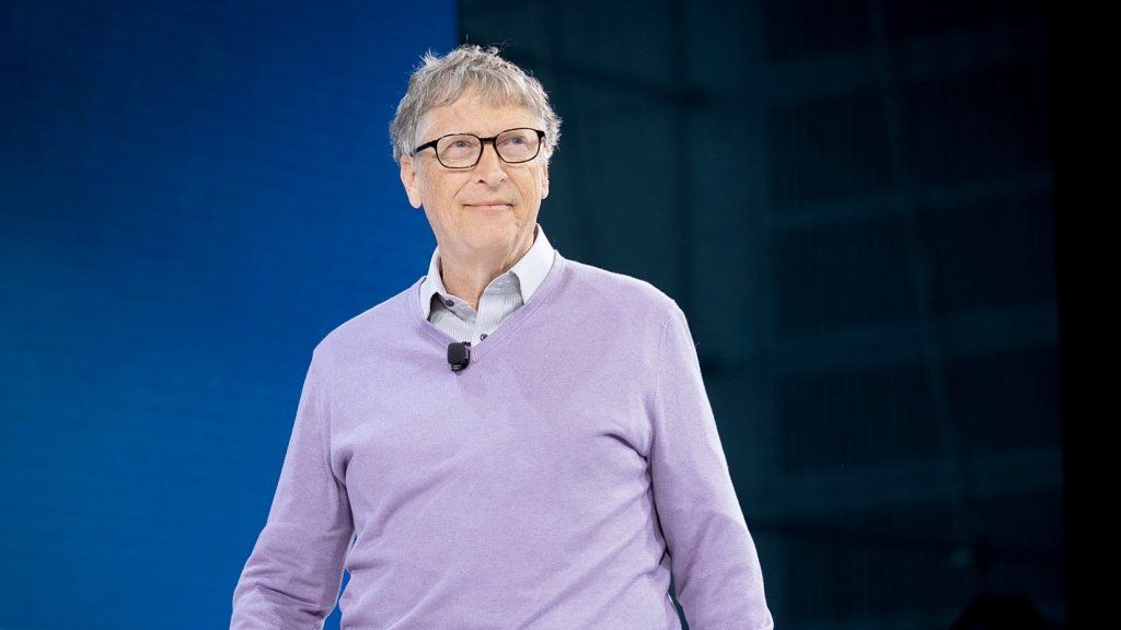 Bill Gates guida una Porsche Taycan. Ecco perché non ha preso una Tesla