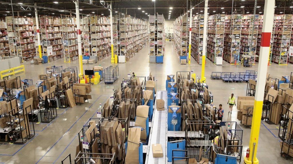 „Amazon“ samdo 100 000 darbuotojų, kurie sprendžia internetinės prekybos padidėjimą