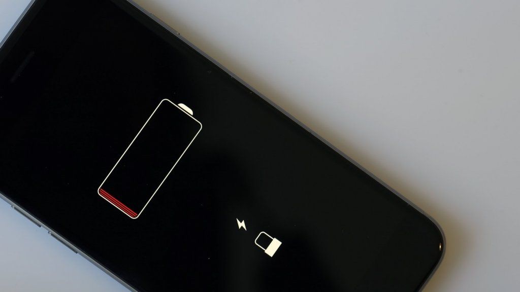 यहाँ असली कारण Apple नहीं चाहता कि आप अपने iPhone में बैटरी को अपने दम पर बदलें Replace